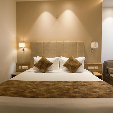 ורנאסי Celebrant Hotel מראה חיצוני תמונה