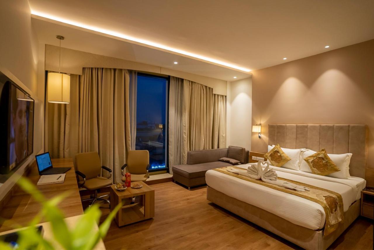 ורנאסי Celebrant Hotel מראה חיצוני תמונה