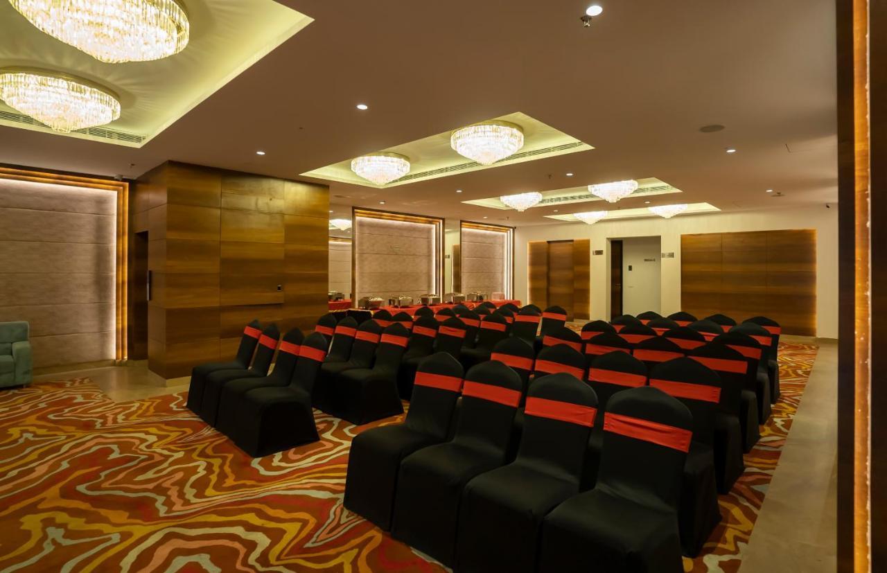 ורנאסי Celebrant Hotel מראה חיצוני תמונה