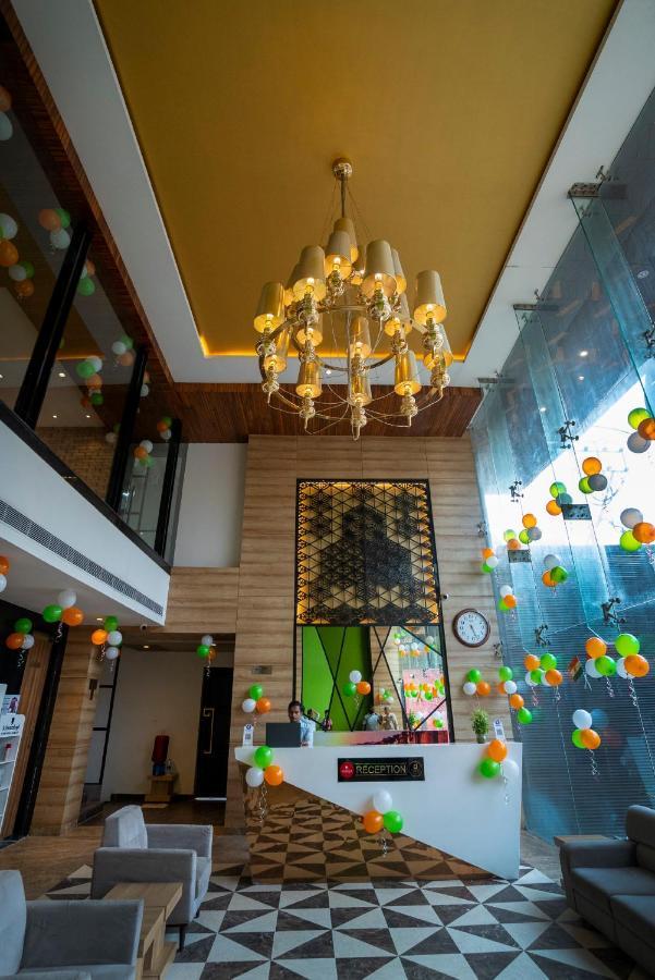 ורנאסי Celebrant Hotel מראה חיצוני תמונה