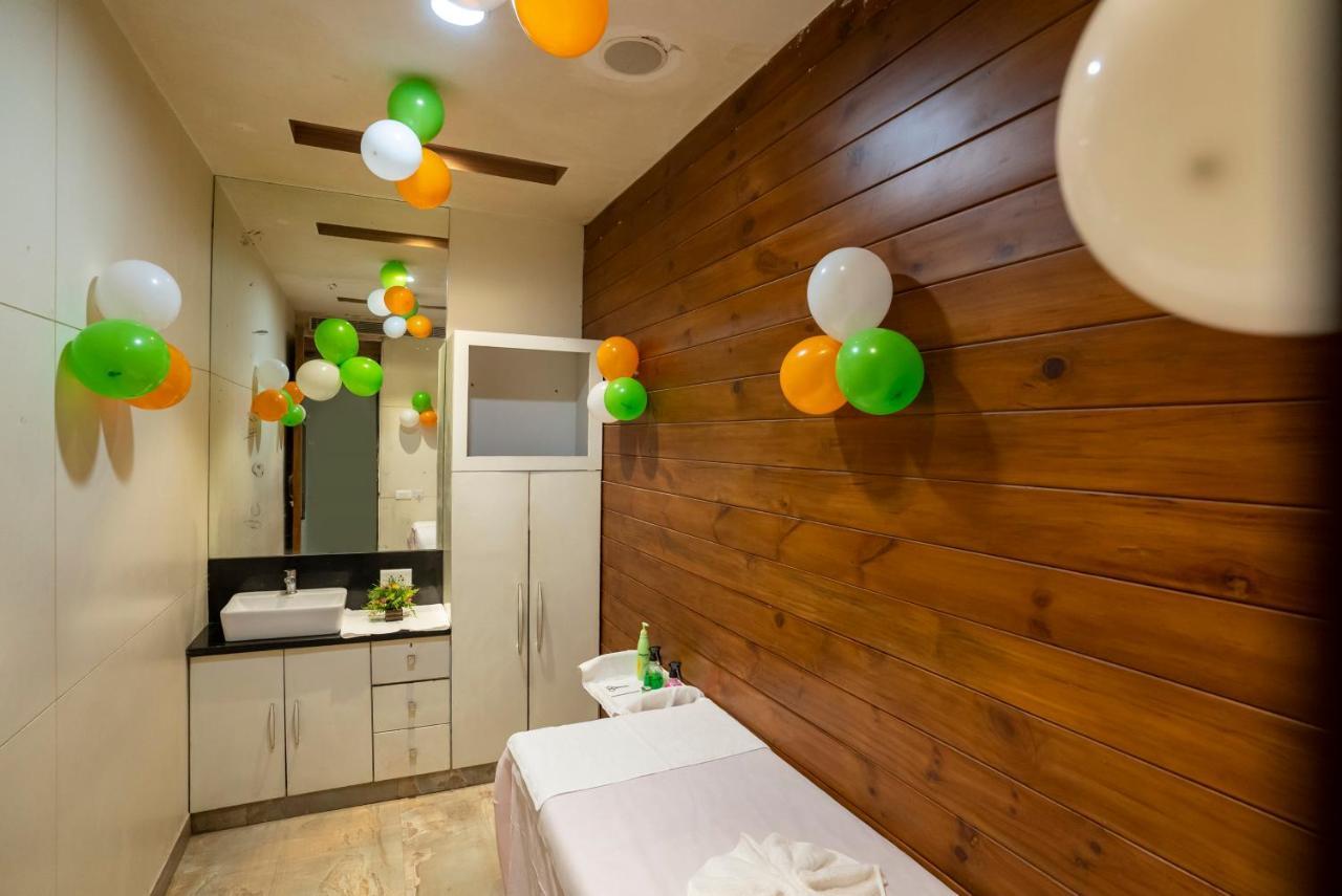 ורנאסי Celebrant Hotel מראה חיצוני תמונה