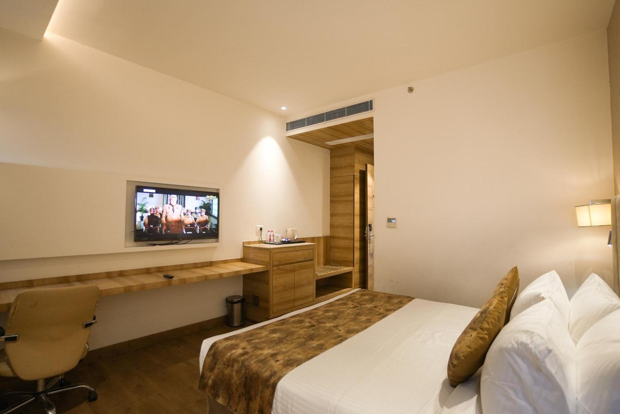 ורנאסי Celebrant Hotel מראה חיצוני תמונה