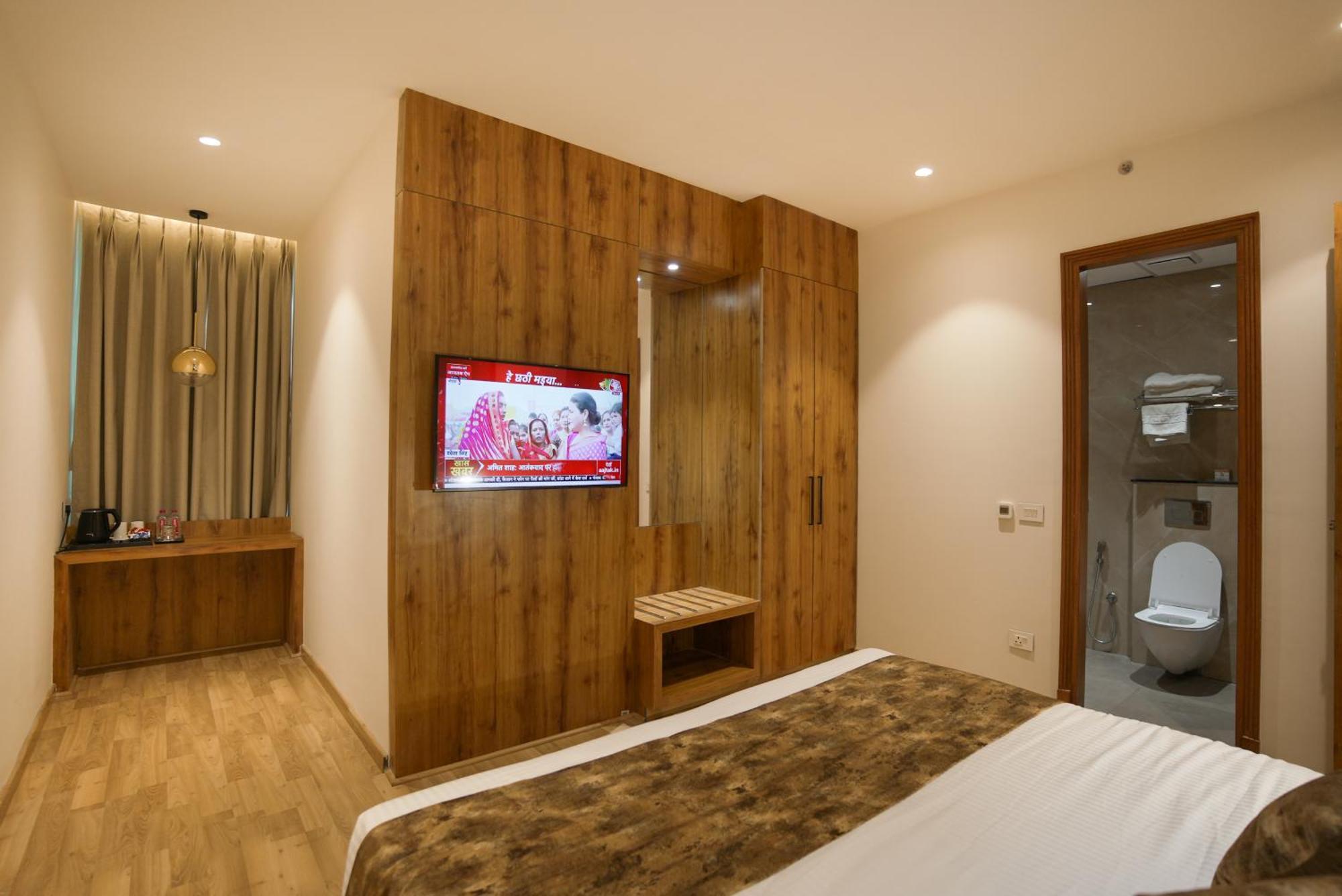 ורנאסי Celebrant Hotel מראה חיצוני תמונה