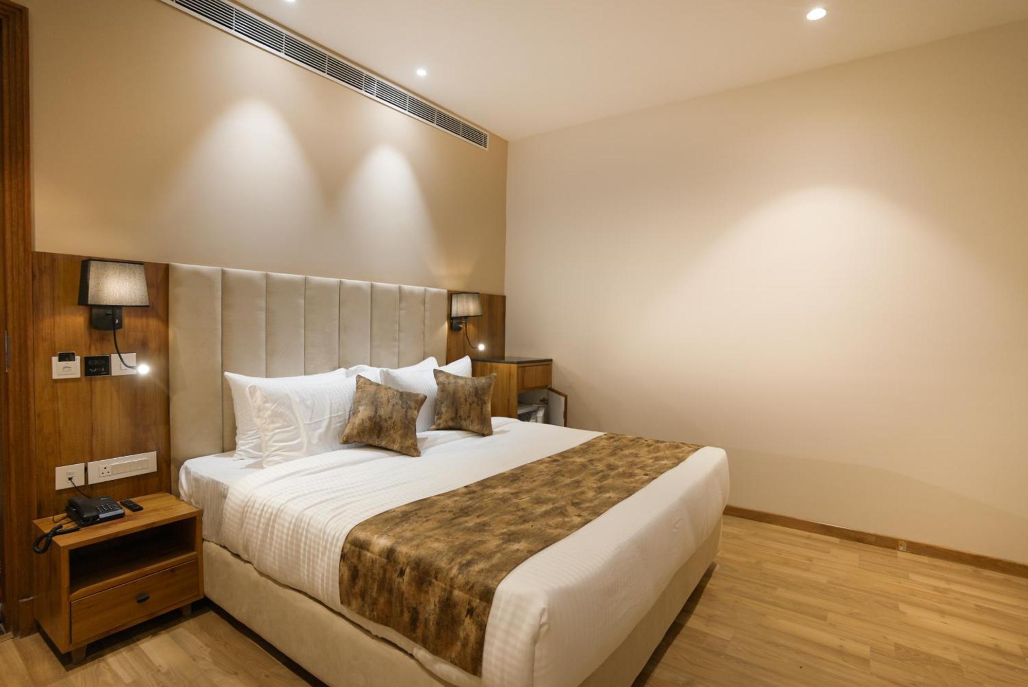 ורנאסי Celebrant Hotel מראה חיצוני תמונה